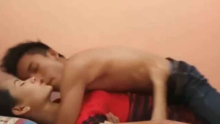 Sanfte, brünette asiatische Hure hat unglaublichen Hardcore-Sex