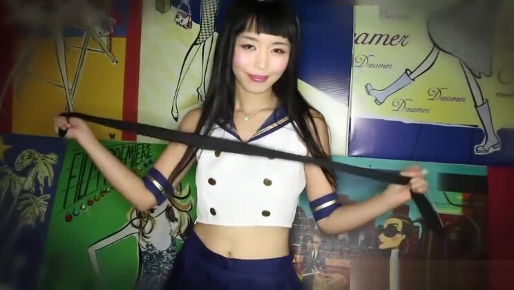 Eine sexy japanische Schlampe nimmt in einem Cosplay-XXX-Film teil.