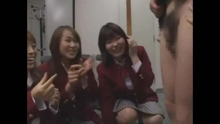 Niedliches japanisches Mädchen in einem wunderschönen Fetisch-Sexvideo