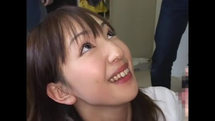 Attraktive, üppige Asiatin