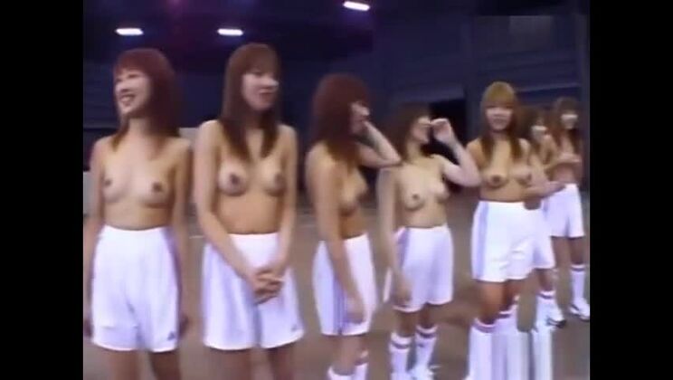 Bonny, eine asiatische Frau aus Unhaven, führt sich die Finger in ihr Liebesloch ein.