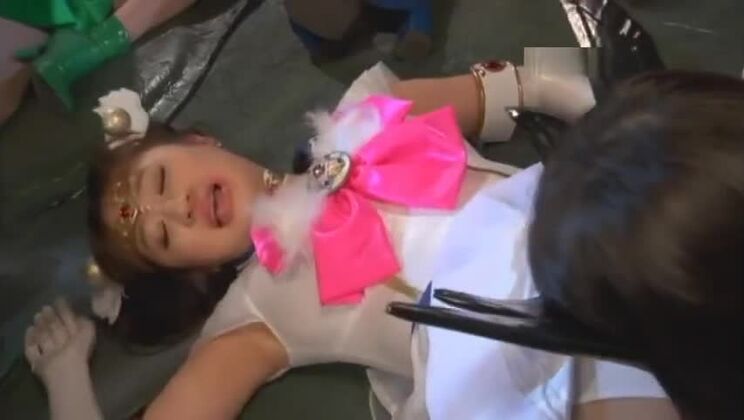 Die attraktive orientalische Schönheit Huzzy nimmt an einem Cosplay-XXX-Film teil.