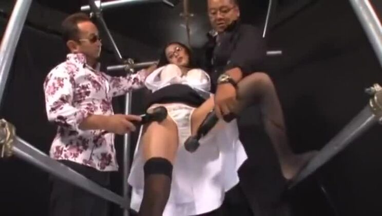 Sexy japanische Hure beim Gruppenvergewaltigung