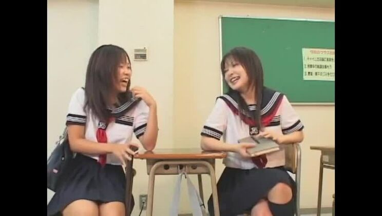 Hübsche, kleinbrüstige japanische Prostituierte hat Lust auf Fetisch-Spaß