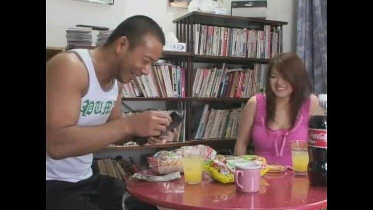 Wunderschöne, vollbusige japanische Hure in einem echten Hardcore-Video