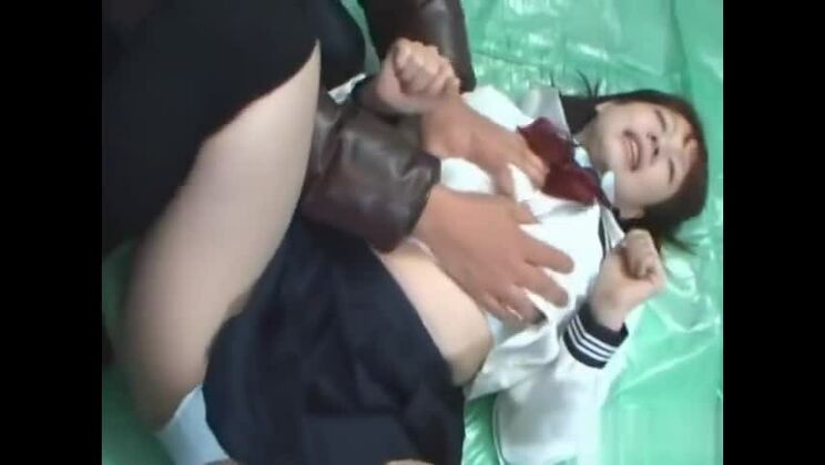 Asiatisches Zuckermädchen wird hart gefickt