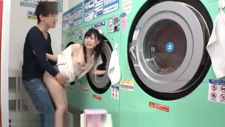 Attraktive, flachbrüstige Asiatin in einem Hardcore-Sexvideo