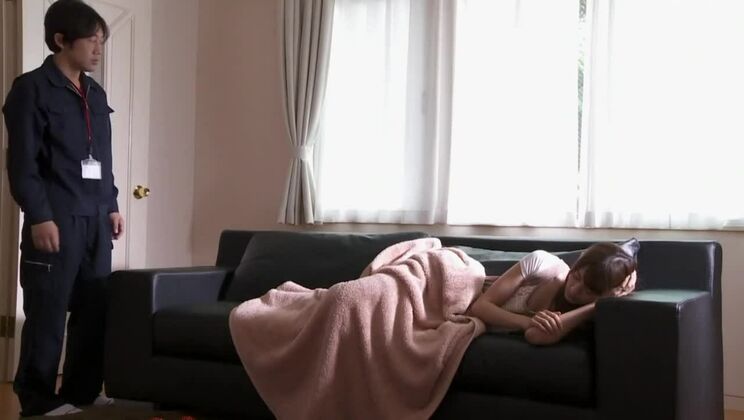 Ein entzückender japanischer Huzzy verkörpert ihren Fetischtraum