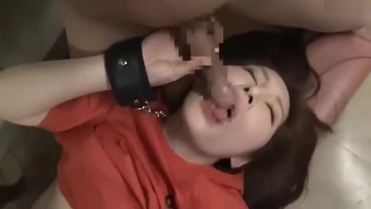 Eine bezaubernde, rothaarige japanische Prostituierte wurde an einem öffentlichen Ort von mehreren Männern vergewaltigt.