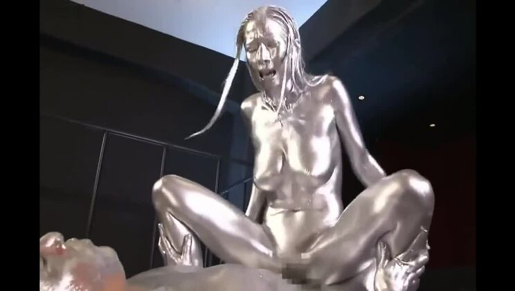 Ambrosische asiatische Schlampe verkörpert ihren Fetischtraum