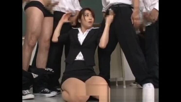 Attraktive, haarige asiatische Schlampe in einem perversen Sexfilm