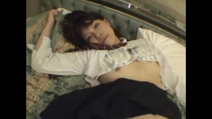 Reizende japanische Torte wird befingert