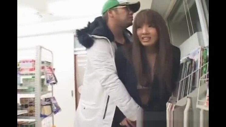 Hübsche japanische Hure tritt in einem interrassischen Pornovideo auf