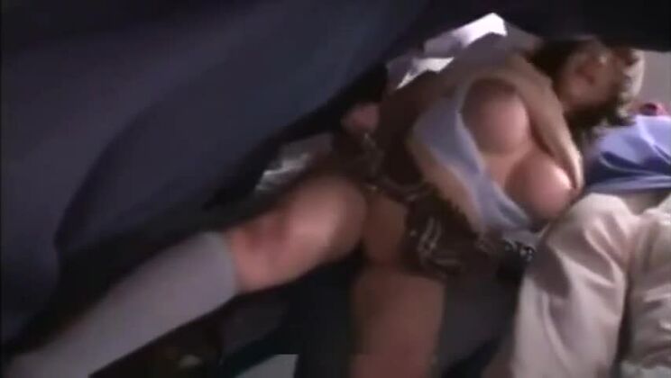 Scharfe, vollbusige japanische Schlampe in Amateurpornos in der Öffentlichkeit