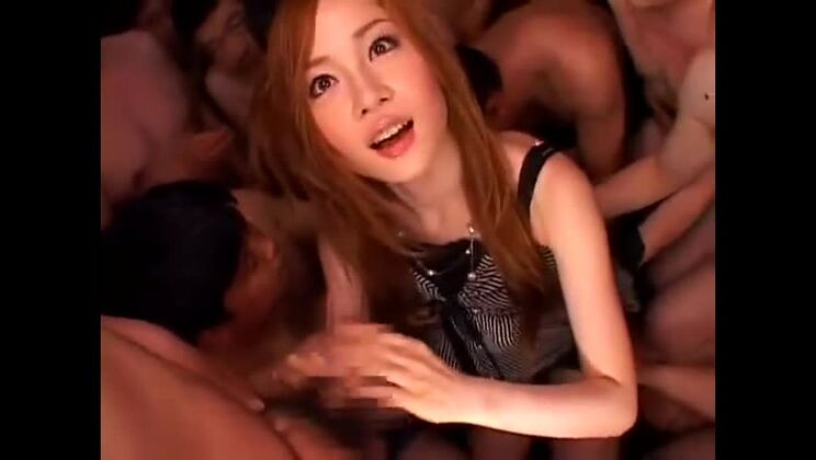 Atemberaubende asiatische Hure beim unglaublichen Gruppensex