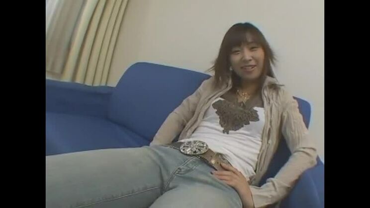 Die gutaussehende, kleinbrüstige Japanerin Sara Minami