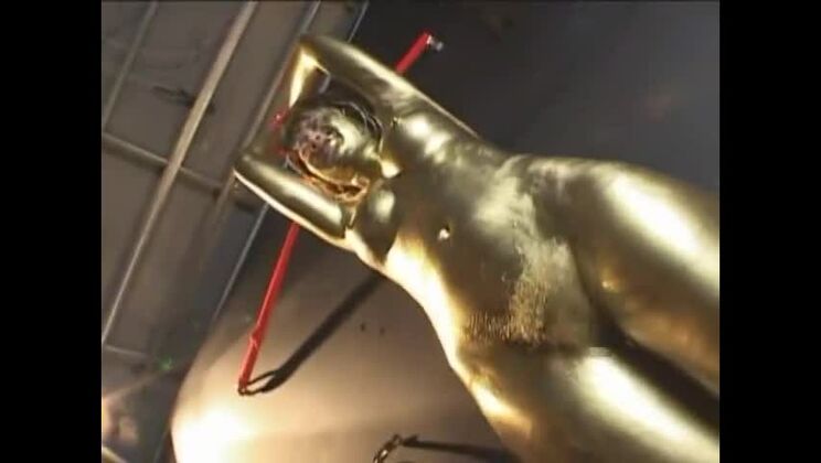 Die hübsche Japanerin Kasumi Uehara gibt eine Fetisch-Performance mit anzüglichem Touch.