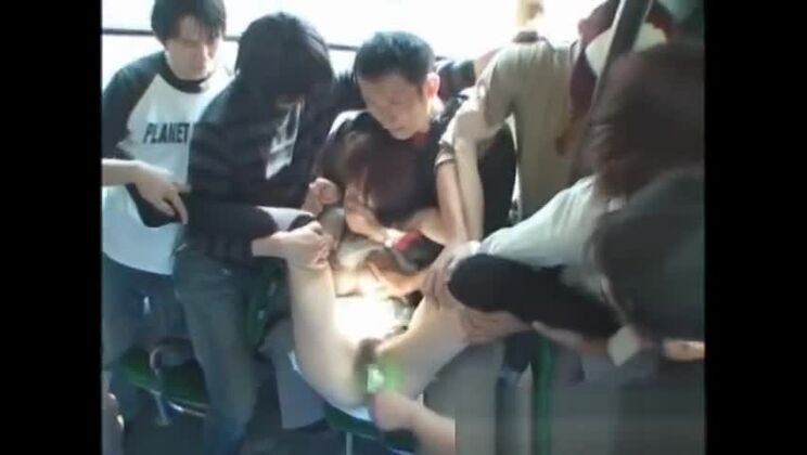 Die gottgleiche Japanerin Akari Hoshino in einem extremen und heißen Gruppen-Sex im Freien