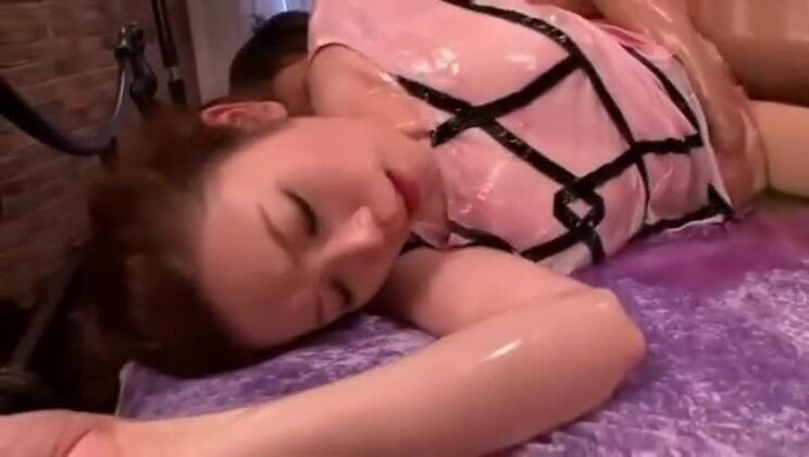 Unglaublich üppige asiatische Hure