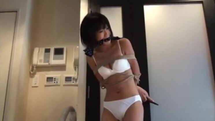 Attraktive Asiatin hat heißen Fetisch-Spaß