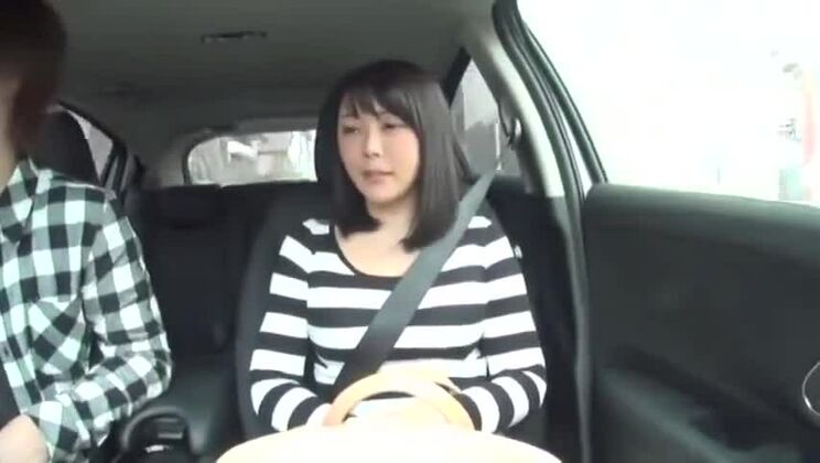 Attraktive orientalische Schlampe beim Bukkake-Akt