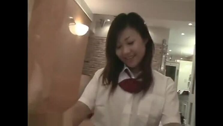 Reizende japanische Schlampe erlebt ein ungewöhnliches Fetisch-Erlebnis