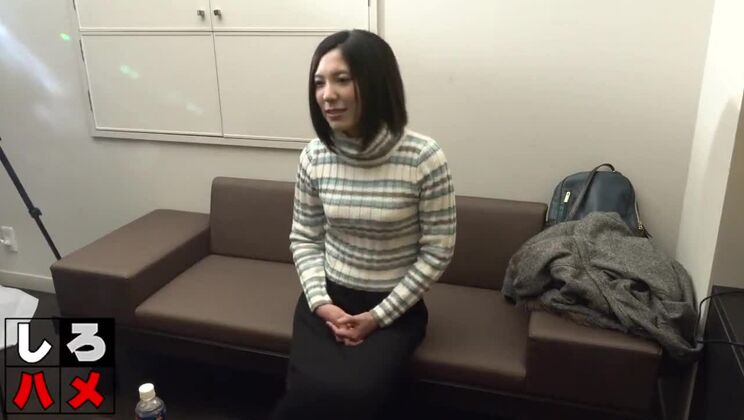 Hübsche, kleinbrüstige japanische Schlampe wird hart gefickt