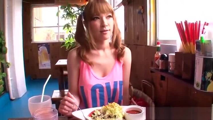 Unirdisch flachbrüstige asiatische Hure wurde am Strand hart gefickt