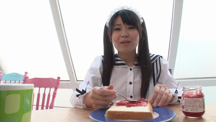 Die üppige Japanerin Airi Satou verführte und kam durch Fingersex zum Orgasmus.