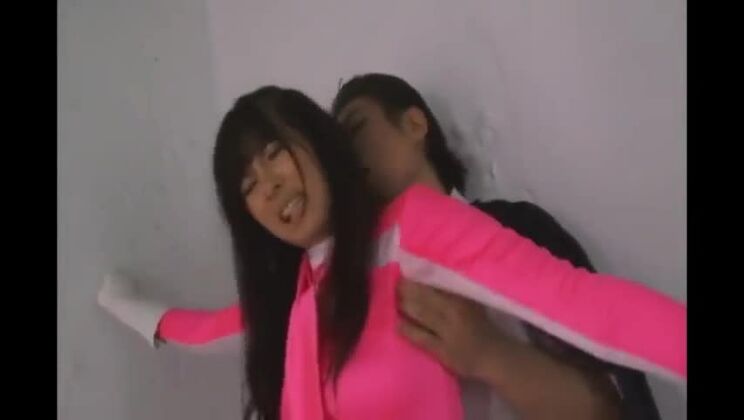 Charmante japanische Schlampe bei einem Fetisch-Sexvideo