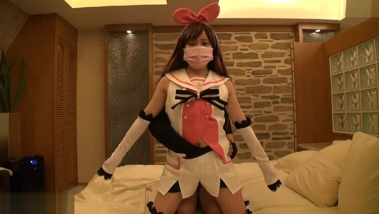 Eine wunderschöne, flachbrüstige orientalische Schlampe nimmt an einem Cosplay-XXX-Film teil.