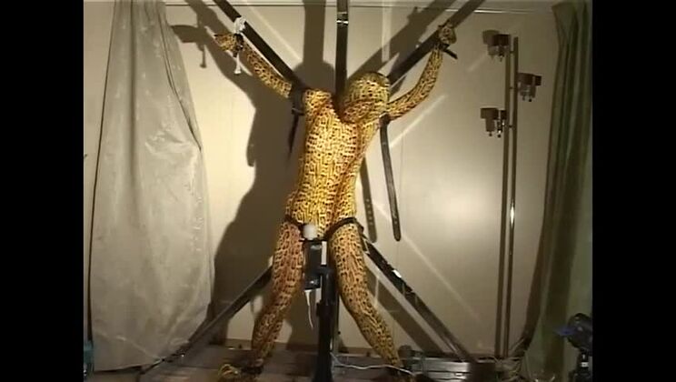 Eine japanische Dame neckt sie und lässt ihre Fetischträume wahr werden