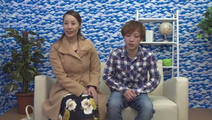 Reizende japanische Schlampe nimmt eine Spermadusche