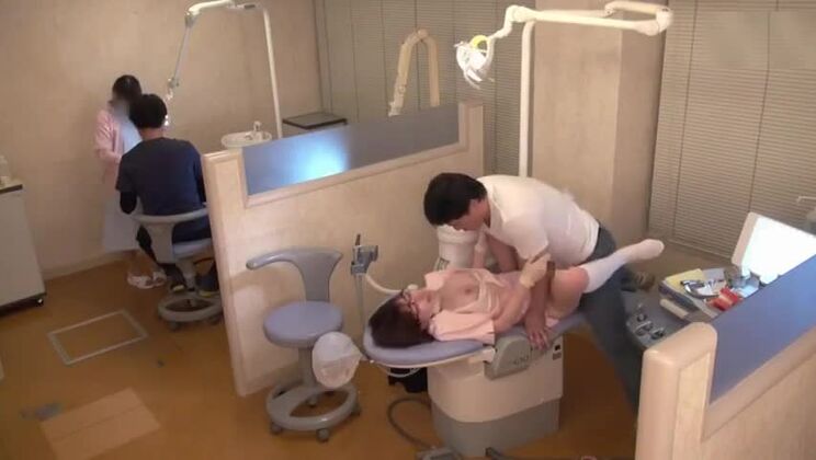 Hübsche asiatische Schlampe bekommt einen heißen Bukkake