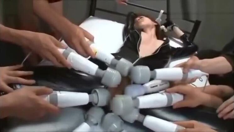 Eine ansprechende orientalische Torte ist verliebt in Bukkake.