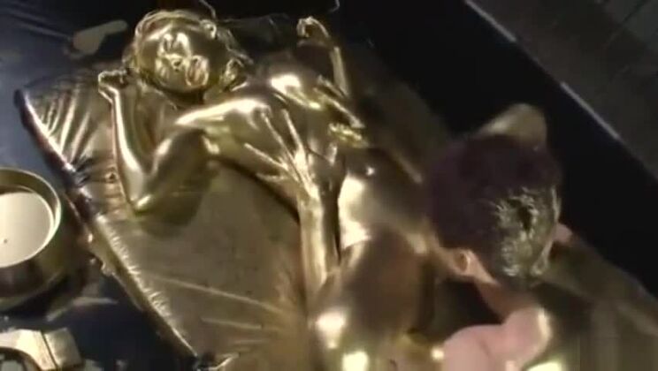 Attraktiver japanischer Huzzy nimmt eine Spermadusche