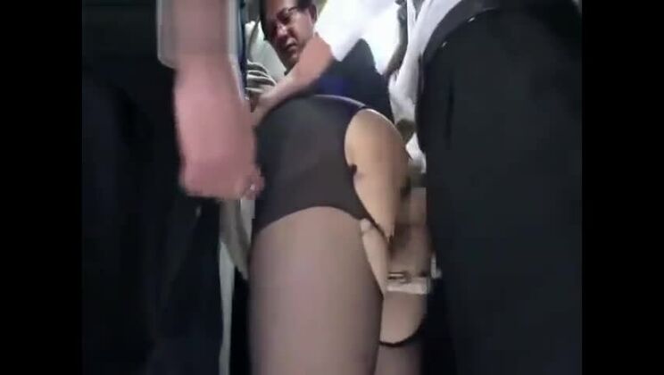 Ambrosische orientalische verheiratete Dame an einem öffentlichen Ort