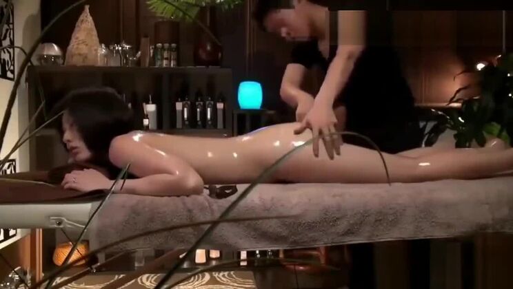 Göttliche, vollbusige orientalische Dame im Sexmassage-Video