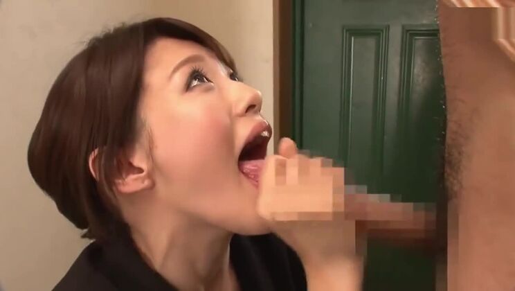 Asiatisches Mädchen necken