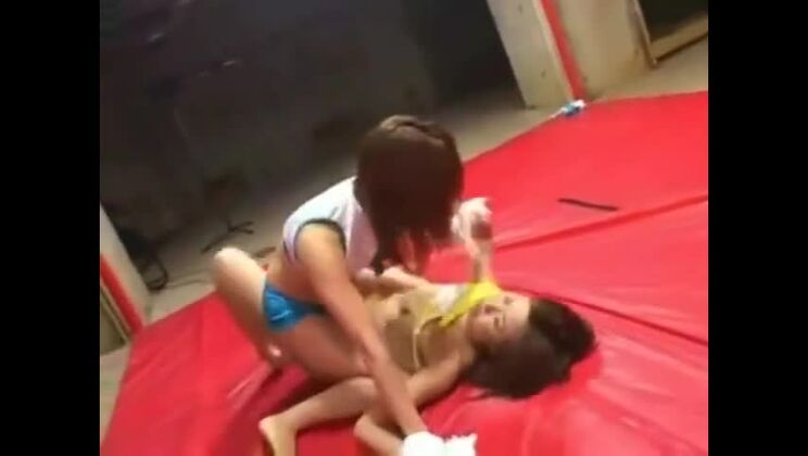 Attraktive Asiatin hat Lust auf Fetisch-Spaß