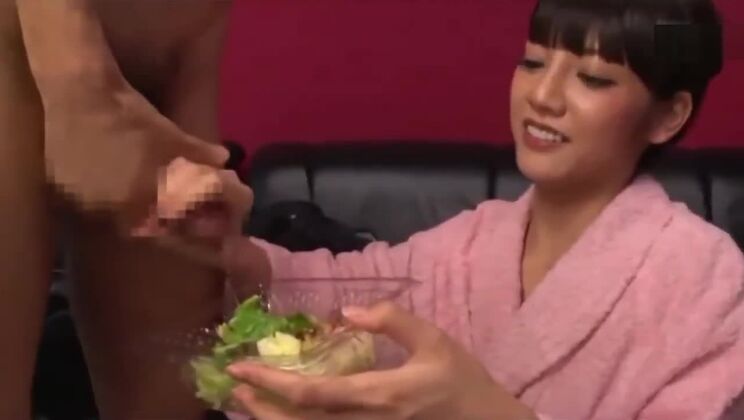 Asiatische Zuckerschönheit bekommt einen gewaltigen Gesichtsspritzer