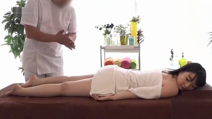 Reizende orientalische Schönheit bietet Massage mit Happy End an