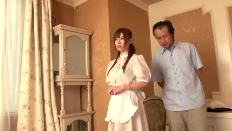 Verführerische japanische Schlampe beim Gruppensex