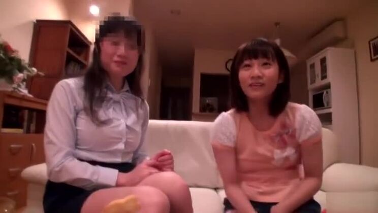 Eine geile, kleinbrüstige japanische Schlampe bietet eine Massage mit Happy End an.