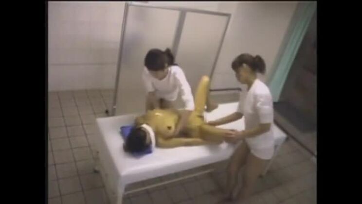 Himmlisches asiatisches Mädchen beim Ölmassage-Pornofilm