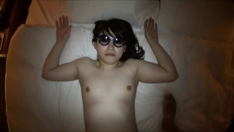 Saftige, vollbusige japanische Hure genießt echten Massagesex