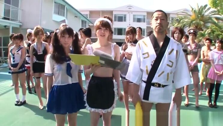 Eine gottgefällige japanische Hure liebt Gruppensex an einem öffentlichen Ort.