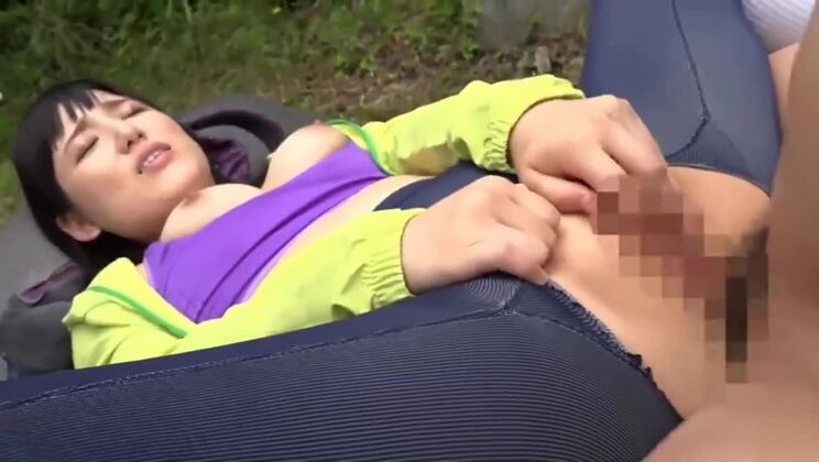 Bonny, eine japanische Schlampe, tritt in einem Bukkake-XXX-Video an einem öffentlichen Ort auf.