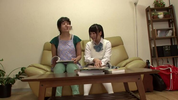 Atemberaubende japanische Hure mit kleinen Brüsten