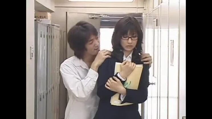 Hübsche japanische Schlampe erlebt einen wilden Gruppensex